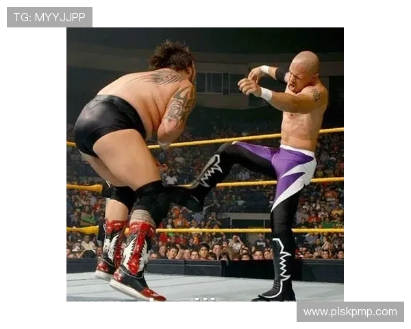 足球明星跨界挑战WWE赛场展现全新魅力与激情的精彩对决